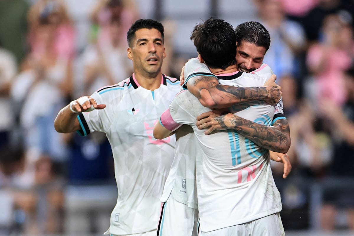 Rodrigo de Paul, figura y autor de un gol, abraza a Lionel Messi, que participó en las dos acciones que desataron los festejos de Inter Miami mientras se acerca Luis Suárez; las Garzas se clasificaron para los playoffs