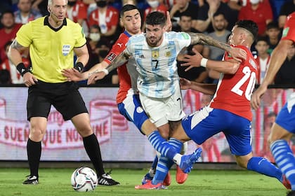 Rodrigo De Paul, fouleado por Miguel Almirón y Jorge Morel, en una escena del primer tiempo