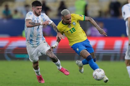 Rodrigo De Paul, la gran figura de la final, disputa la pelota con Neymar, que intentó hasta el final con sus gambetas