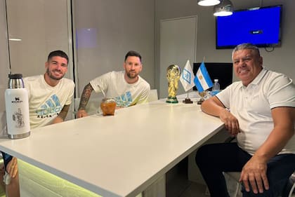 Una cábala que demuestra la cercanía del presidente de la AFA con los futbolistas: el mate con Messi y De Paul
