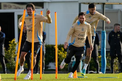 Rodrigo De Paul, Lionel Messi y Leandro Paredes entrenan con la selección argentina antes de su encuentro de la eliminatoria ante Chile. (AP Foto/Gustavo Garello)
