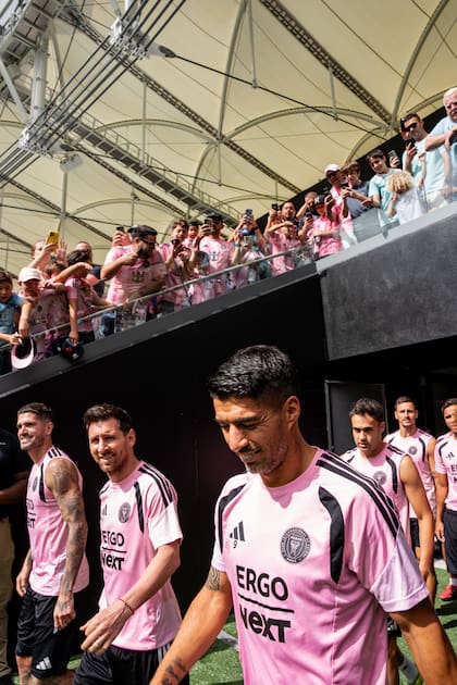 Rodrigo De Paul, Lionel Messi y Luis Suárez entrando al nuevo estadio de Inter Miami