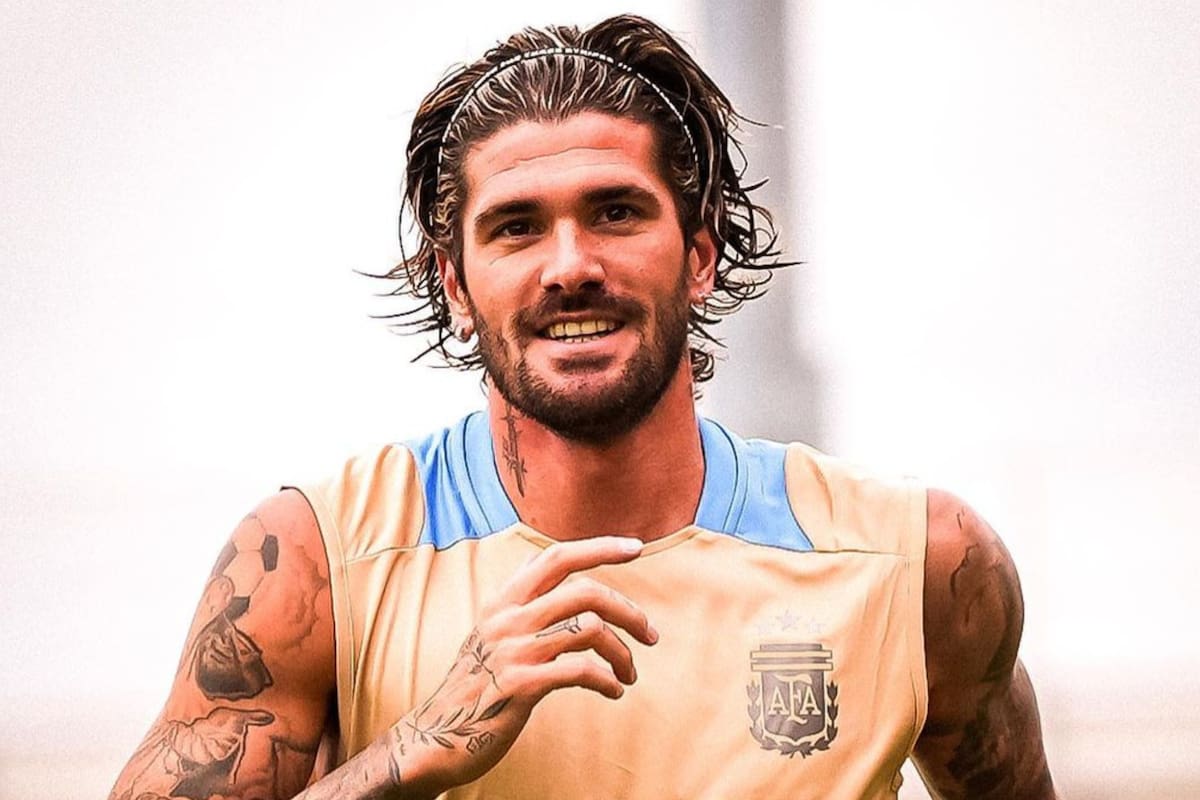 Rodrigo De Paul llegó al país y mostró su osado look en las redes sociales