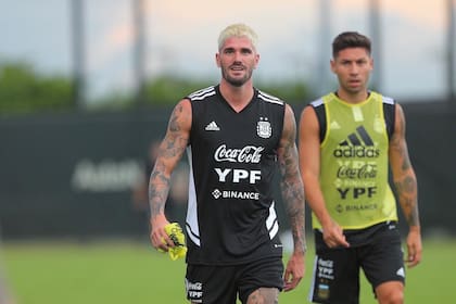 Rodrigo De Paul lució su nuevo look en el entrenamiento de la selección argentina (Foto: Twitter @rodridepaul)