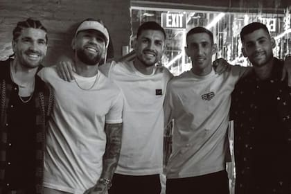 Rodrigo De Paul, Nicolás Otamendi, Ángel Di María y Cristian "Cuti" Romero celebraron el cumpleaños número 30 de Leandro Paredes