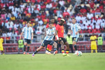Rodrigo De Paul presiona a Antonio Maestro