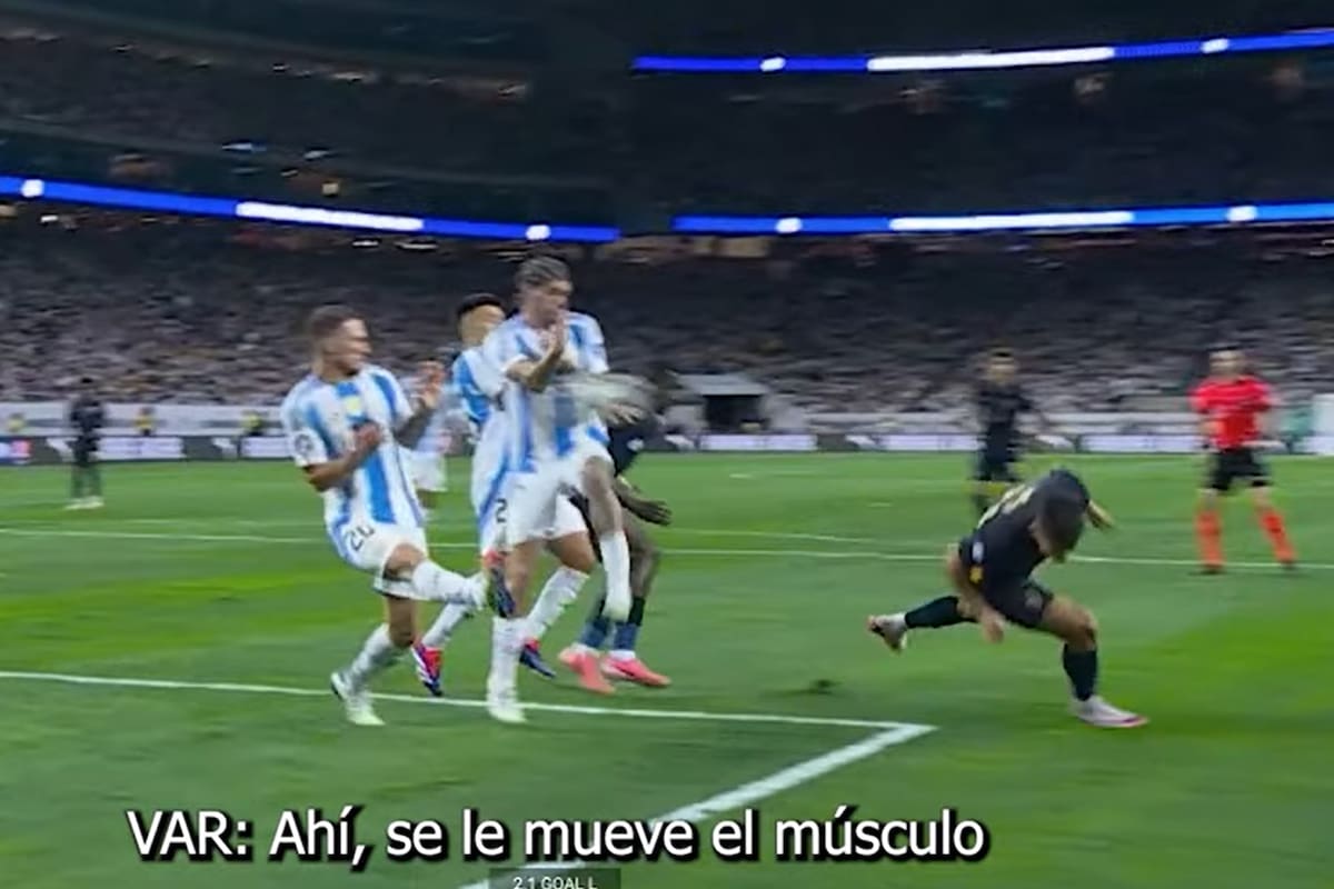 Rodrigo De Paul toca la pelota con la mano y Leodán González no dudó: "Se le mueve el músculo, es penal"