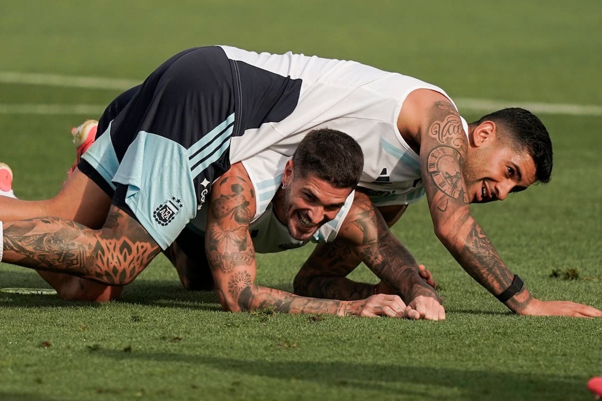 Rodrigo De Paul y Cristian Cuti Romero, en un entrenamiento de la selección