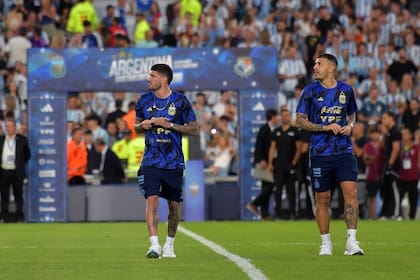 Rodrigo de Paul y Leandro Paredes con la cábala de los caramelos en la previa de los partidos de la Argentina