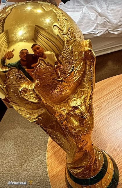 Rodrigo de Paul y Leo Messi, reflejados en la Copa del Mundo