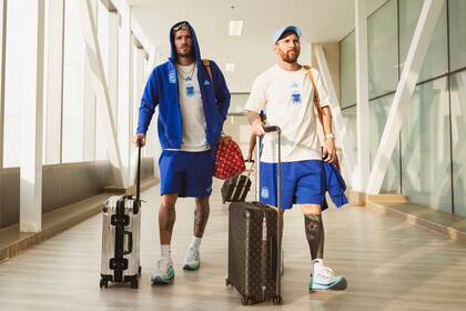 Rodrigo De Paul y Lionel Messi, camino a Venezuela con el seleccionado, tras la escala en Barranquilla
