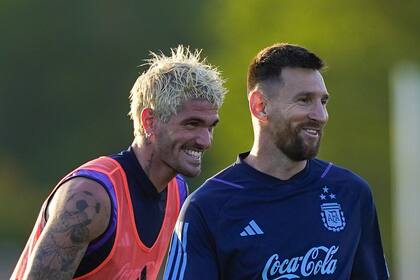 Rodrigo De Paul y Lionel Messi, una pareja explosiva para el campeón del mundo que se juega todo ante Uruguay