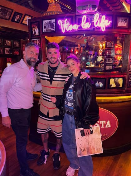 Rodrigo De Paul y Tini pasaron por Café Prima Pasta durante sus vacaciones en Miami