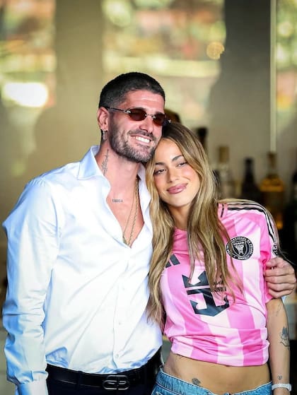 Rodrigo De Paul y Tini Stoessel en Miami