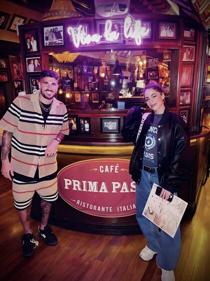 Rodrigo De Paul y Tini Stoessel en el restaurante de Miami