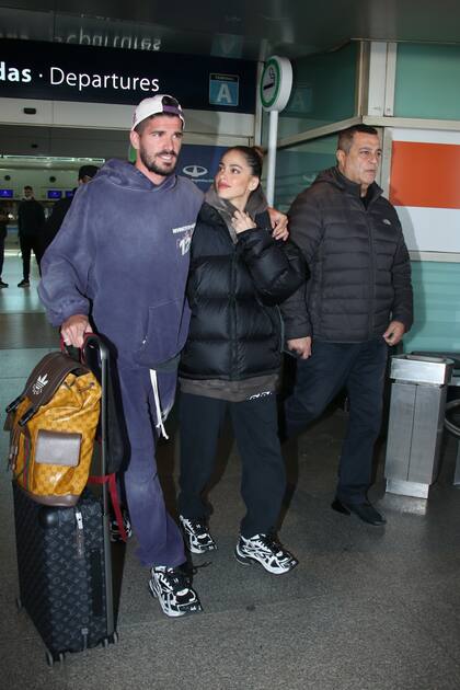 Rodrigo De Paul y Tini Stoessel en ezeiza volviendo de sus vacaciones en España