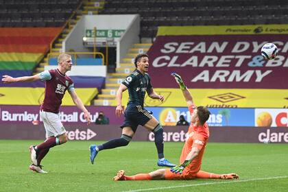 Rodrigo del Leeds United, anota el tercer gol de su equipo durante el partido de fútbol de la Premier League inglesa entre Burnley y Leeds United en Turf Moor en Burnley, Inglaterra, el sábado 15 de mayo de 2021