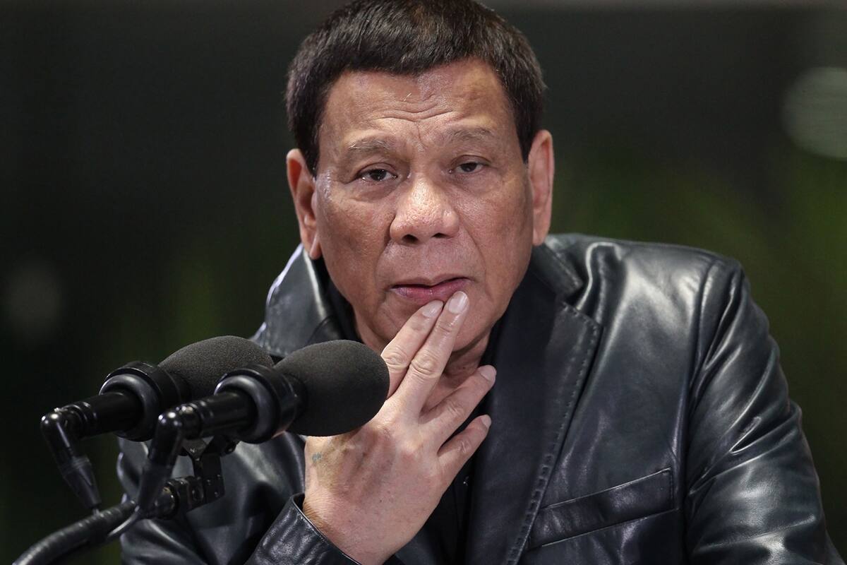 Rodrigo Duterte llamó a una mujer al escenario en medio de un acto y la expuso ante cientos de personas