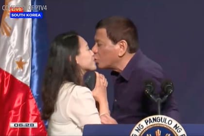 Rodrigo Duterte llamó a una mujer al escenario en medio de un acto y la expuso ante cientos de personas