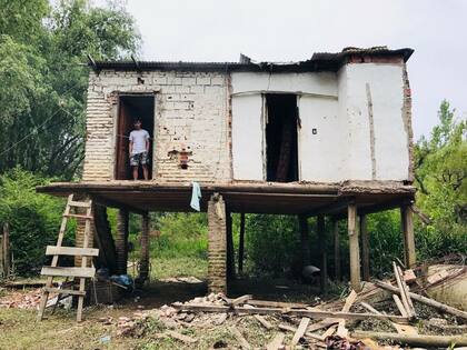 Rodrigo en su antigua casa que tenía peligro de derrumbe
