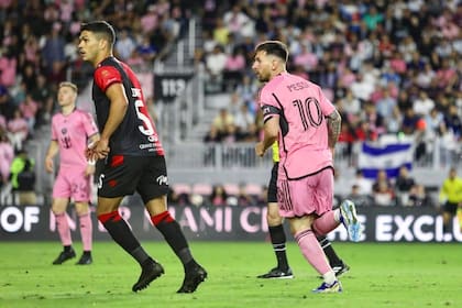 Rodrigo Fernández Cedrés, con la 5 de Newell's, y detrás Lionel Messi