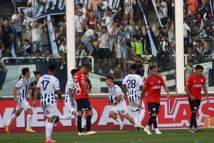 Rodrigo Garro festeja su gol ante Independiente; el Rojo reaccionó y se puso 2-3 tras estar perdiendo 0-3, pero no le alcanzó para lograr la clasificación a los cuartos de la Copa de la Liga