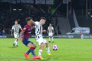 Rodrigo Garro le pegó un golpe en la cara a Jalil Elías, que fue retirado en ambulancia del estadio Kempes
