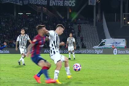 Rodrigo Garro le pegó un golpe en la cara a Jalil Elías, que fue retirado en ambulancia del estadio Kempes