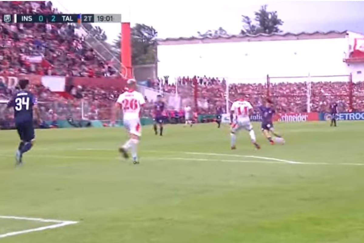 Rodrigo Garro saca el zurdazo desde afuera del área que se transformará en el 2-0 de Talleres ante Instituto