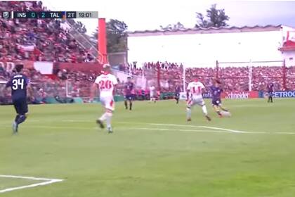 Rodrigo Garro saca el zurdazo desde afuera del área que se transformará en el 2-0 de Talleres ante Instituto