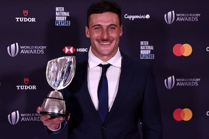 Rodrigo Isgró posa con el trofeo a mejor jugador de Seven de la temporada 2023, en la ceremonia de los World Rugby Awards que se realizó en la Opera de París