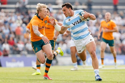 Rodrigo Isgró se escapa a Carter Gordon, en uno de los tantos quiebres que lograron los Pumas; no todos terminaron de la mejor manera