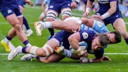Rodrigo Isgró tacklea a Kyle Rowe