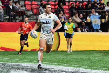 Rodrigo Isgró y uno de los tries que anotó para los Pumas 7s; aquí frente a Irlanda, en Vancouver, en marzo pasado