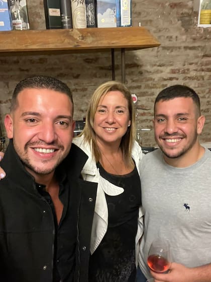Rodrigo junto a su mamá Karina y su hermano Federico