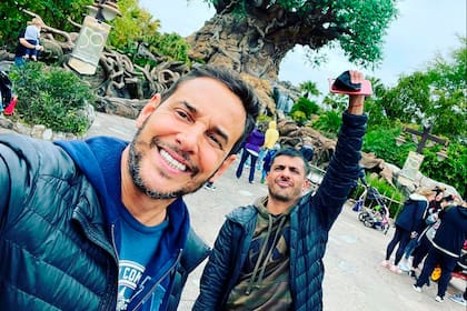 Rodrigo Lussich y Juan Pablo, su novio, recién llegados a Disney