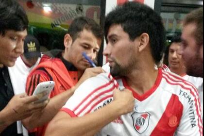 Rodrigo Mora firma autógrafos en su llegada a Santa Cruz de la Sierra