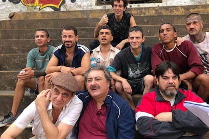 Rodrigo Mora junto al elenco de El Marginal