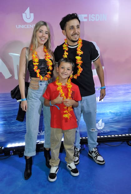 Rodrigo Noya junto a su hijo, Bautista, y su novia, la diseñadora de indumentaria Luisina Rotelli