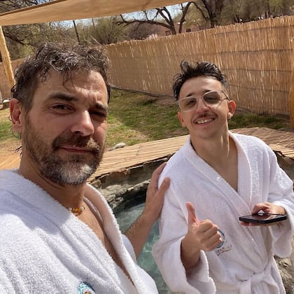Rodrigo Noya y Pedro Alfonso posan en bata desde La Rioja. Foto/Instagram: @alfonsobenja