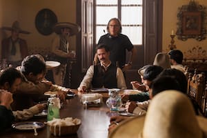Rodrigo Prieto dirige una de las escenas de Pedro Páramo, la flamante versión del clásico de Juan Rulfo