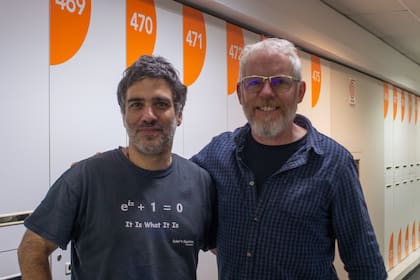 Rodrigo Ramele, director del laboratorio de Neurotrónica e Interfaces Cerebro-Computadora, y Pablo Gleiser, director del laboratorio de Robótica Bioinspirada, ambos del ITBA