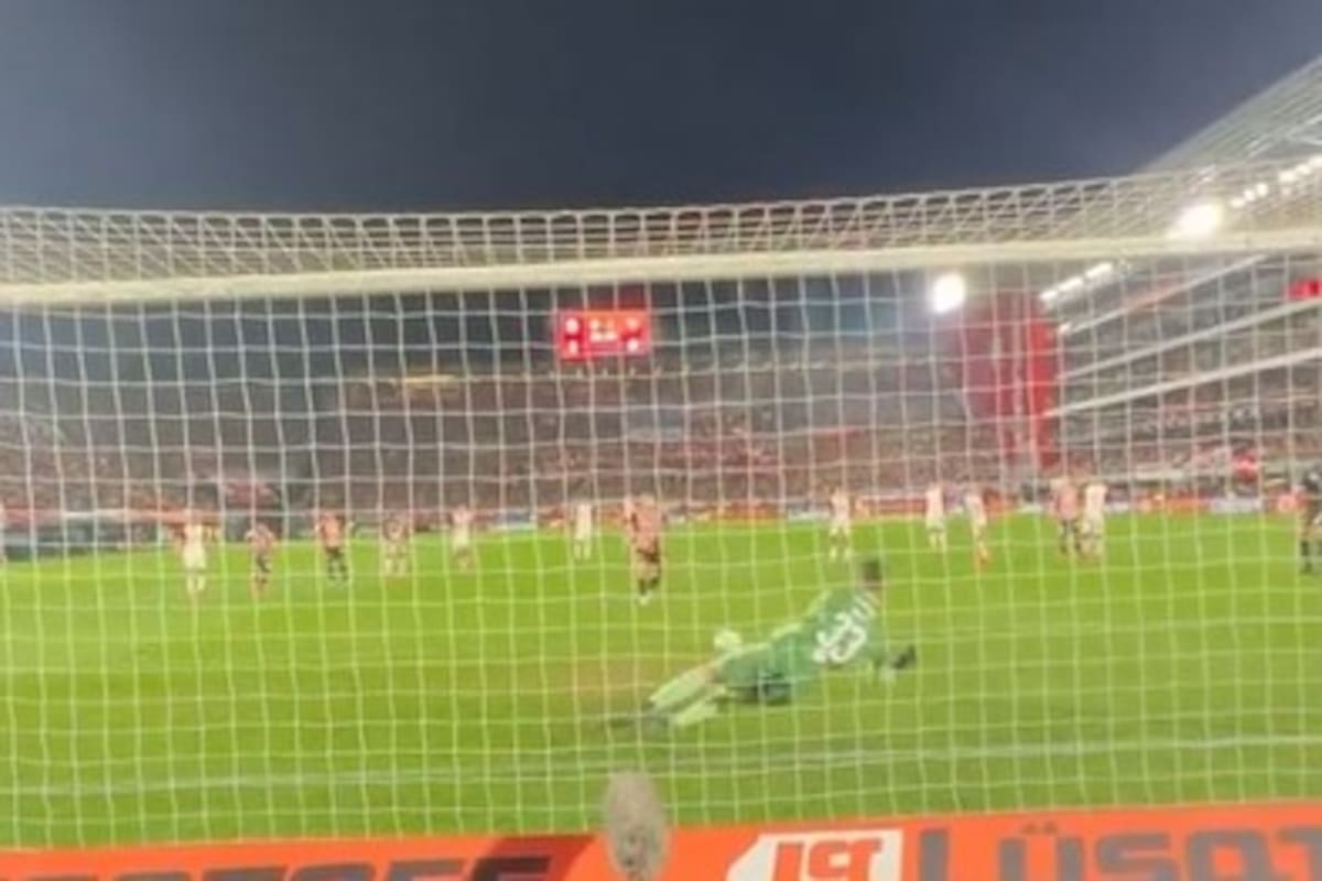 Rodrigo Rey, arquero de Independiente, se tira hacia su derecha y le ataja el penal a Carrillo
