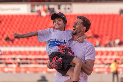 Rodrigo Rey junto a su hijo Benchu, que fue diagnosticado con Trastorno del Espectro Autista (Foto: Instagram @lali_rey_)