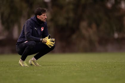 Rodrigo Rey, pensativo en un entrenamiento de Independiente; el arquero es uno de los referentes del plantel