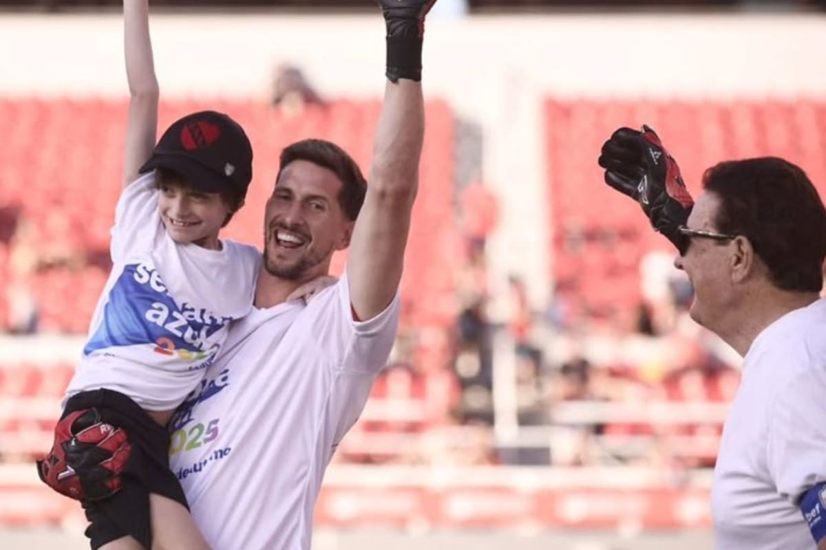 Rodrigo Rey sonríe junto a su hijo Benicio, mientras Santoro alienta al pequeño
