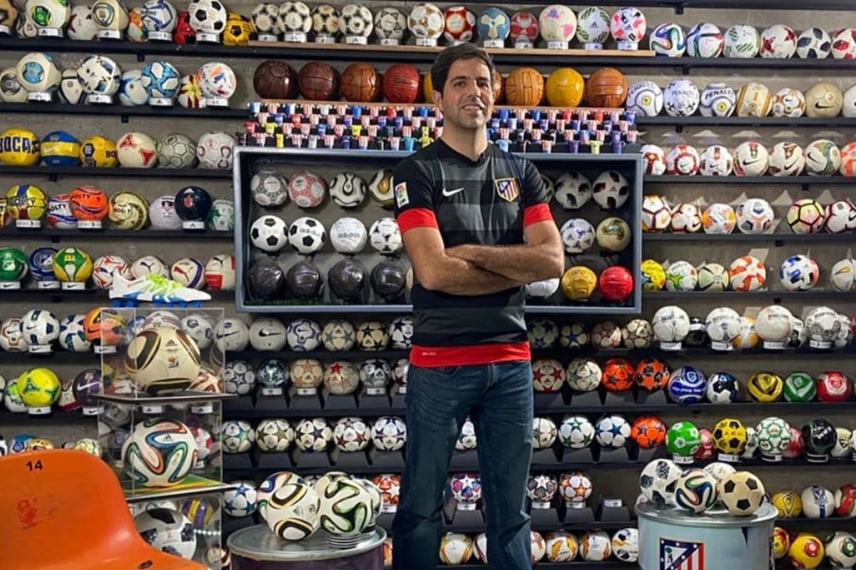 Rodrigo Romero Saldívar tiene el récord de la colección de minipelotas de fútbol más grande del mundo