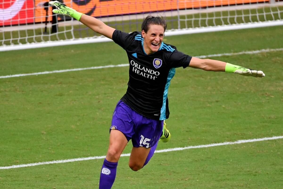 Rodrigo Schlegel, el defensor argentino que juega en Orlando City, se puso los guantes y le dio la clasificación a su equipo en la MLS