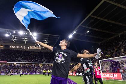 Rodrigo Schlegel tenía oportunidad de seguir creciendo en Racing, pero con apenas seis partidos en Primera y 22 años decidió emigrar en busca de un futuro mejor; tres temporadas después consiguió su primer título con Orlando City, en la MLS