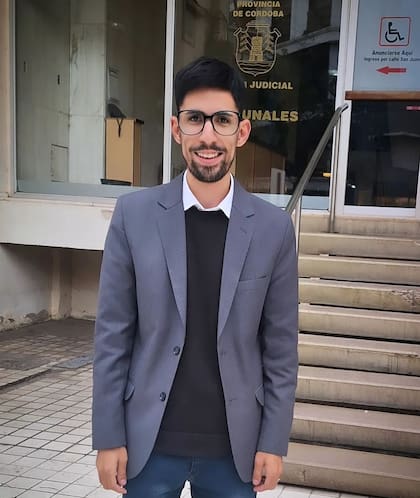 Rodrigo tiene 29 años, fue adoptado a los dos meses y está en cuarto año de la carrera de abogacía